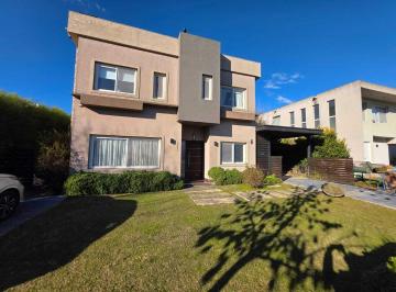 Casa · 176m² · 5 Ambientes · 1 Cochera · Casa en Venta en San Alfonso, Pilar del Este, Pilar
