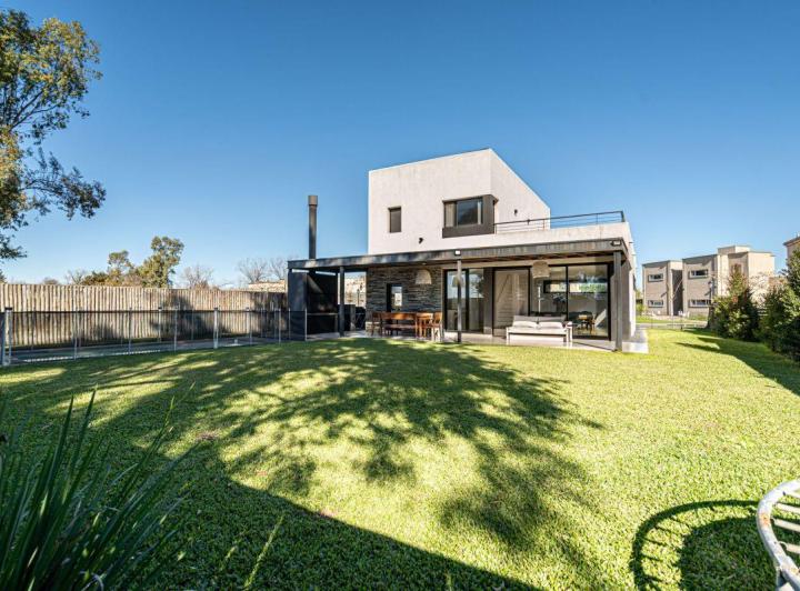 Casa · 212m² · 4 Ambientes · 2 Cocheras