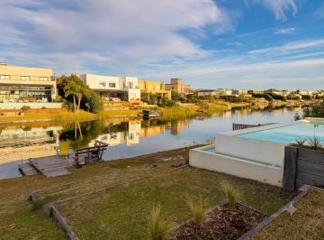Casa · 224m² · 4 Ambientes · 3 Cocheras · Casa en Venta a La Laguna en Ceibos - Puertos del Lago