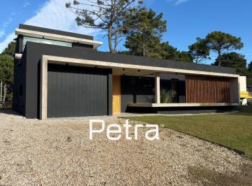 Casa · 180m² · 4 Ambientes · 1 Cochera · Casa en Venta en Pinamar - Barrio Pioneros