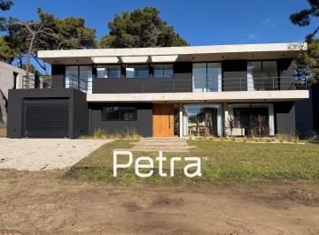 Casa · 276m² · 6 Ambientes · Casa en Venta en Pinamar - Barrio Pioneros