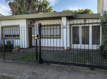 Casa · 95m² · 4 Ambientes · 2 Cocheras · Casa a m de Av Espora en Excelente Estado