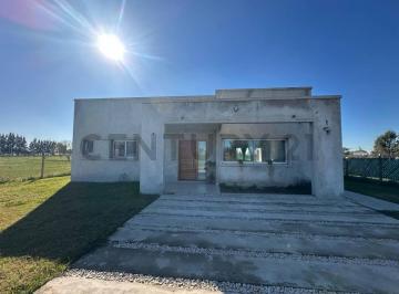 Casa · 124m² · 3 Ambientes · 3 Cocheras · 32 Entre 191 y 195 - Casa en Venta de 2 Dorm. y Pileta, Aldea del Bosque 2