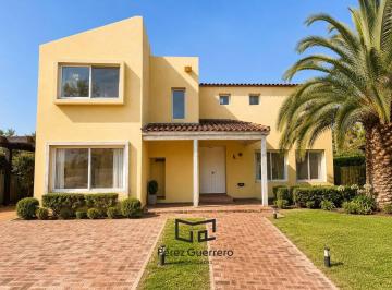 Casa · 200m² · 7 Ambientes · Casa en Venta en Barrio San Isidro Labrador con 3 Dorm. y Pileta