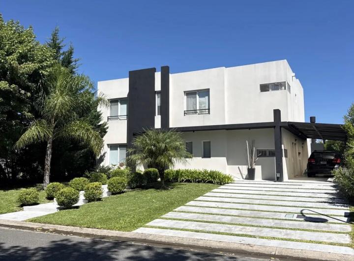 Casa · 252m² · 6 Ambientes · 6 Cocheras