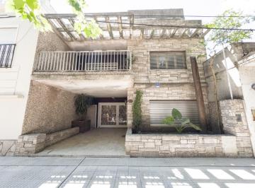 Casa · 251m² · 8 Ambientes · Venta - Casa Al Frente de 4 Dorm., Cochera, Patio Seco y Parrillero - Barrio Ludueña, Rosario.