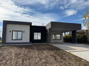 Casa · 216m² · 4 Ambientes · 4 Cocheras · Casa en Venta de 4 Ambientes en Cruz del Sur a Estrenar