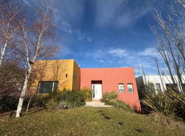 Casa · 250m² · 6 Ambientes · Casa en Yatch Club - Mari Menuco