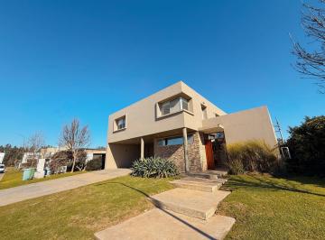 Casa · 300m² · 6 Ambientes · 4 Cocheras · San Sebastian - Casa Amoblada de 3 Dorm. con Pileta en Alquiler - Barrio Cerrado, Funes