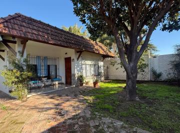 Casa · 140m² · 3 Ambientes · 2 Cocheras · Casa en Villa Gobernador Udaondo - Apto Credito - 3 Amb - Pileta - Parrilla - Patio