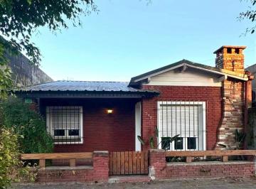 Casa de 2 ambientes, San Isidro · Casa en Lote Propio, de 2 Ambientes con Posibilidades de Ampliacion, Jardin