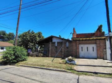 Casa · 75m² · 3 Ambientes · 2 Cocheras · Venta Casa 3 Ambientes a Refaccionar. Oportunidad!