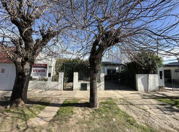 Casa · 120m² · 4 Ambientes · 1 Cochera · Casa en Venta de 2 Dorm., Parque, Quincho y Lavadero. Centro Zarate