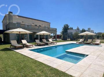 Casa · 300m² · 6 Ambientes · 10 Cocheras · Casa en Barrio Los Talas Canning