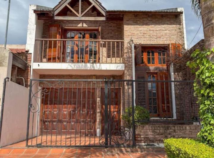 Casa · 360m² · 4 Ambientes · 2 Cocheras