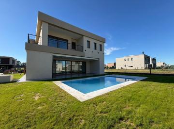 Casa · 320m² · 5 Ambientes · 3 Cocheras · Casa en Venta a Estrenar 5 Ambientes en Barrio Privado Canning Chico en Canning