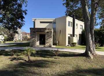 Casa · 300m² · 5 Ambientes · 4 Cocheras · Casa en Alquiler en Barrio Privado El Aromo, Loma Verde