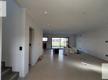 Casa · 197m² · 5 Ambientes · 4 Cocheras · Casa Para La Venta de 5 Ambientes en San Pablo Pilar