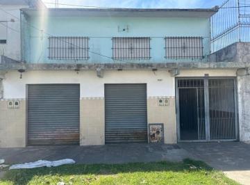Casa de 5 ambientes, Lomas de Zamora · Casa con 2 Locales Al Frente y Extenso Galpon Al Fondo