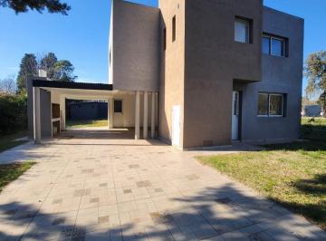 Casa · 155m² · 4 Ambientes · 1 Cochera · Casa en Unanue