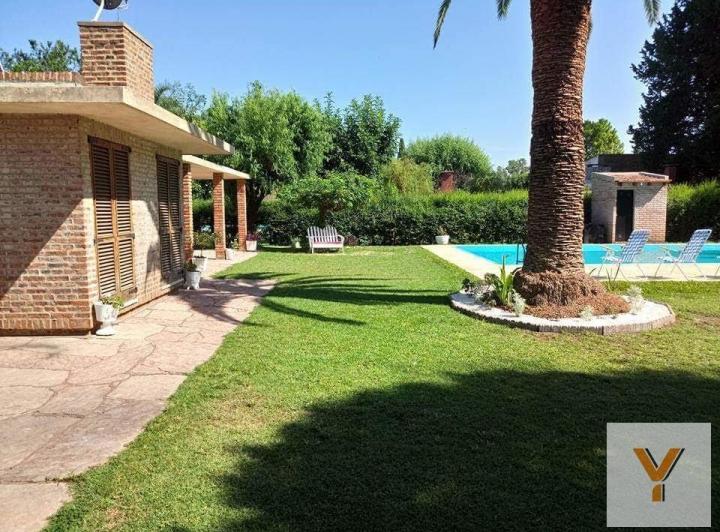 Casa · 244m² · 8 Ambientes · 3 Cocheras