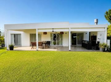 Casa · 140m² · 4 Ambientes · 1 Cochera · Casa en Alquiler en San Francisco, Villanueva, Tigre