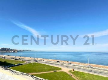 Departamento · 39m² · 4 Ambientes · Ciudad Vieja, 1 Dormitorio,4to Piso Escalera, Azotea con Vista Al Mar Apto Banco