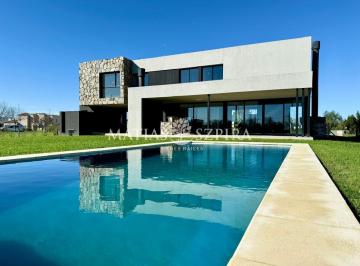 Casa · 227m² · 4 Ambientes · 2 Cocheras · Casa en Alquiler en Terravista
