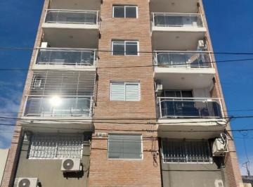 Departamento · 40m² · 2 Ambientes · Semipiso Al Frente con Balcon Cerrado Al Contrafrente Excelente Estado Ventilacion Cruzada