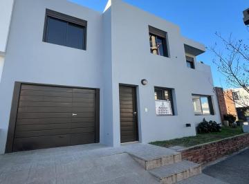Casa · 100m² · 6 Ambientes · 2 Cocheras · Casa 3 Dorm. Alquiler