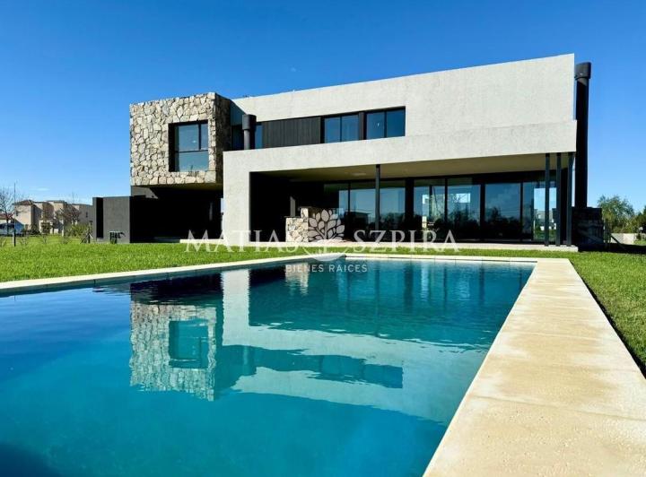 Casa · 227m² · 4 Ambientes · 2 Cocheras