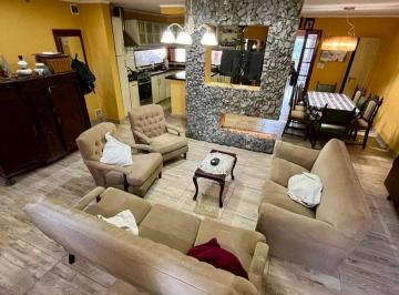 Casa · 201m² · 5 Ambientes · 1 Cochera · Casa 5 Ambientes en Venta Temperley con Jardin
