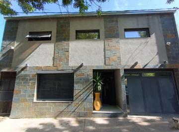 Casa · 245m² · 11 Ambientes · 1 Cochera · Venta Casa / 4 Dorm. / Pileta