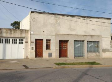 Casa · 360m² · 6 Ambientes · 2 Cocheras · Dos Viviendas/sobre Av/barrio Sarmiento