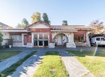 Casa · 416m² · 6 Ambientes · 1 Cochera · Venta Casa 3 Dorm. Av Santa Ana Cordoba