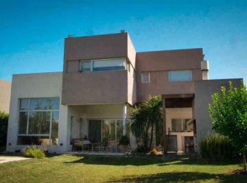 Casa · 213m² · 6 Ambientes · 1 Cochera · Venta Casa con Pileta en El Canton Norte Escobar