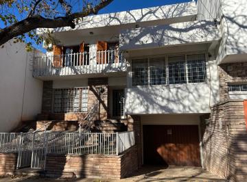 Casa · 286m² · 8 Ambientes · 1 Cochera · Gran Casa en Alquiler – Sexta Sección