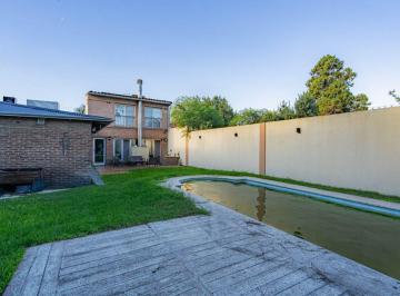 Casa · 240m² · 5 Ambientes · 1 Cochera · Venta Casa 5 Amb C/pileta en Ciudad Evita Permuta