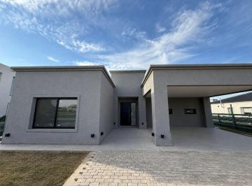 Casa · 750m² · 4 Ambientes · 4 Cocheras · Venta Casa en Barrio El Rebenque de 4 Ambientes a Estrenar