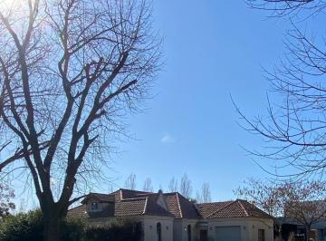 Casa · 148m² · 4 Ambientes · 4 Cocheras · Alquiler Anual en Pilar del Este