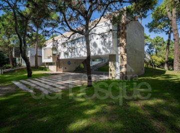 Casa de 6 ambientes, Cariló · Casa Moderna con Vista Al Golf