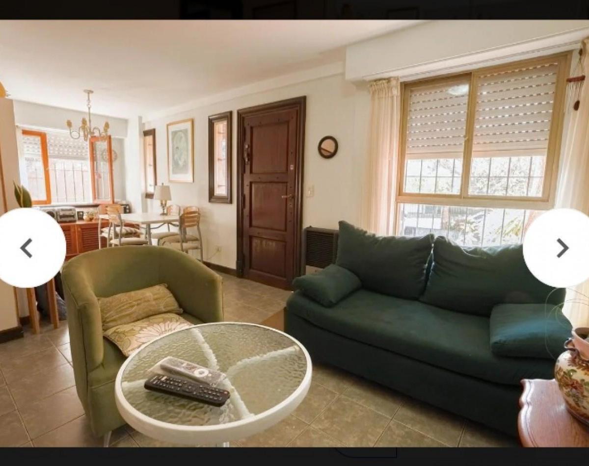 Se venden dos excelentes casas en block de tres ambientes cada una, desarrolladas sobre un gran lote de 380 m2, ubicadas en el prestigioso barrio Stella Maris
