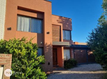 Casa · 172m² · 6 Ambientes · 2 Cocheras · Casa 3 Dorm. - San Luis 1000 - Barrio Don Juan - Funes | Venta