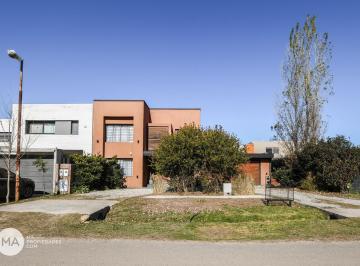 Casa · 172m² · 6 Ambientes · 2 Cocheras · Casa 3 Dorm. - San Luis 1000 - Barrio Don Juan - Funes | Venta