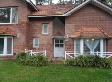 Casa de 4 ambientes, Cariló · Chalet de Estilo Tradicional Cercano Al Centro y a La Iglesia