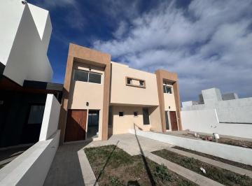 Casa · 117m² · 4 Ambientes · 2 Cocheras · Duplex en Venta Brisas de Manantiales - 3 Dorm a Estrenar