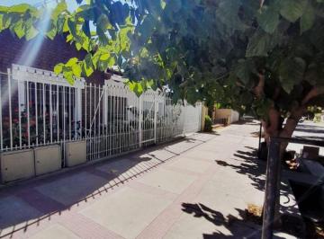 Casa de 5 ambientes, San Rafael · Venta de Chalet C/ Cochera + Duplex de Departamento en San Rafael
