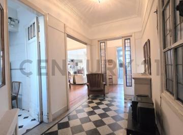 Departamento · 83m² · 4 Ambientes · Departamento en Venta de Estilo con Pisos de Pinotea, Techos Altos y Doble Balcón Apto Crédito - Cab