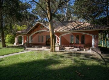 Casa de 4 ambientes, Cariló · Chalet de Estilo Portugués en Una Sola Planta