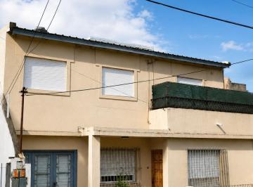 Casa · 167m² · 7 Ambientes · Venta de Vivienda Multifamiliar - Casa 3 Amb + Dpto 4 Amb - Zona Villa Luzuriaga - Acepta Permuta -